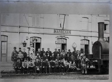 Marbehan personnel de la gare + vapeur-1889!.jpg